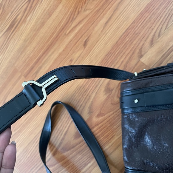 Cole Haan 2 tone leather messenger style crossbody/shoulder bag - Picture 2 of 4